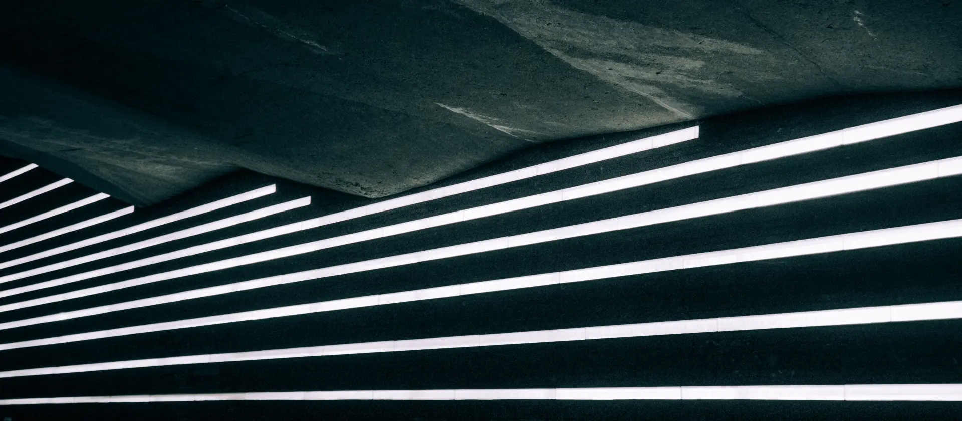 Image sombre avec des bandes lumineuses