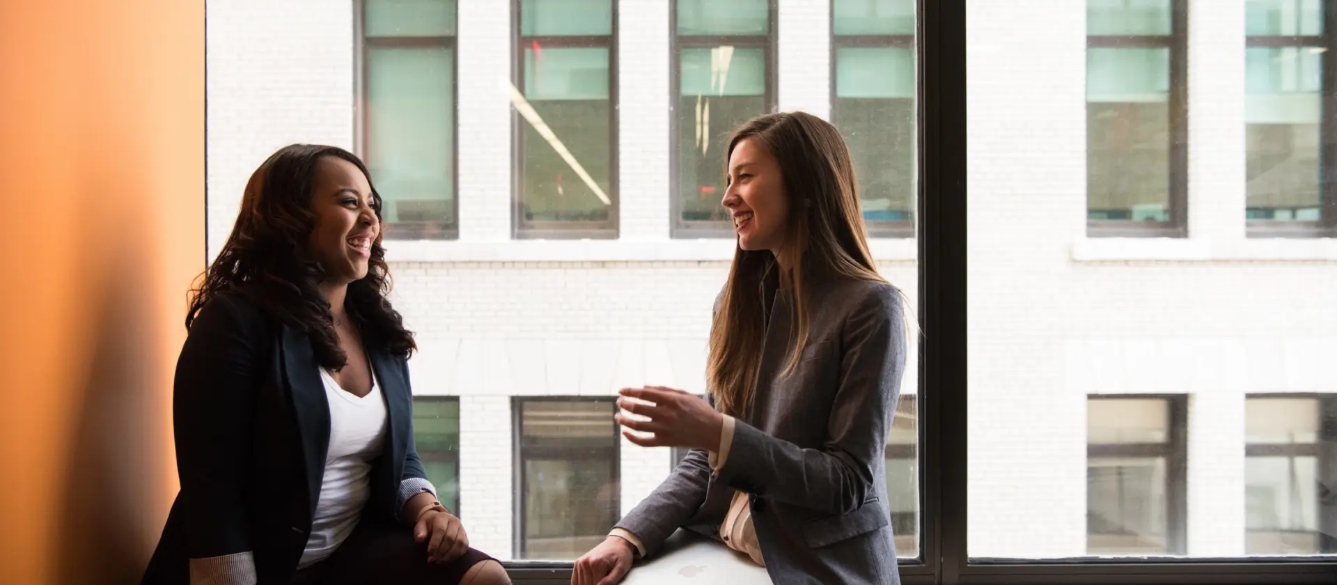 Deux personnes qui discutent et sourient
